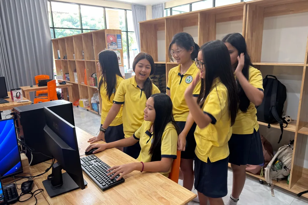Students collaborating during a school esports lesson